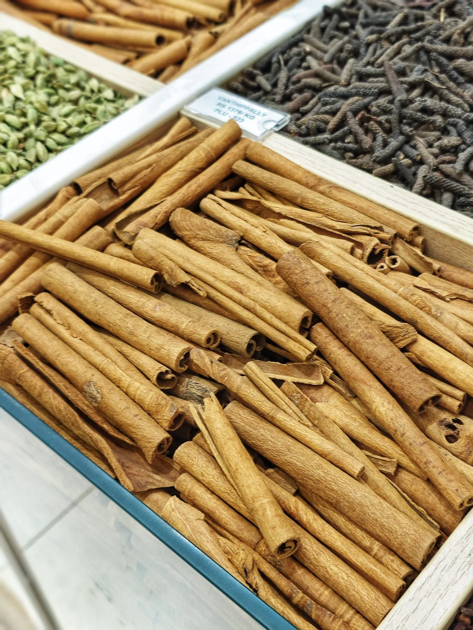 Batang kayu manis cassia dalam peti